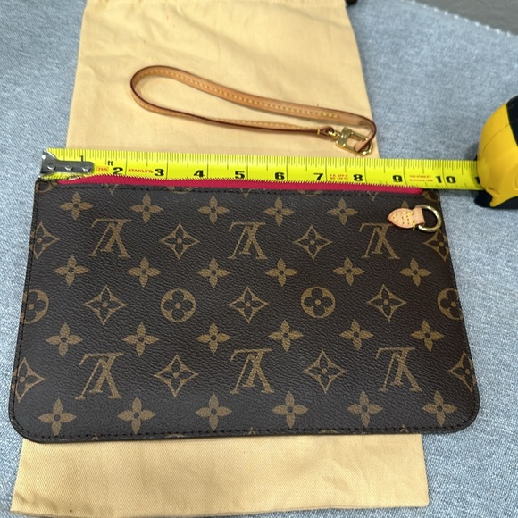 Louis Vuitton Monogram Wristlet In Excellent Condition - Picture 16 of 16